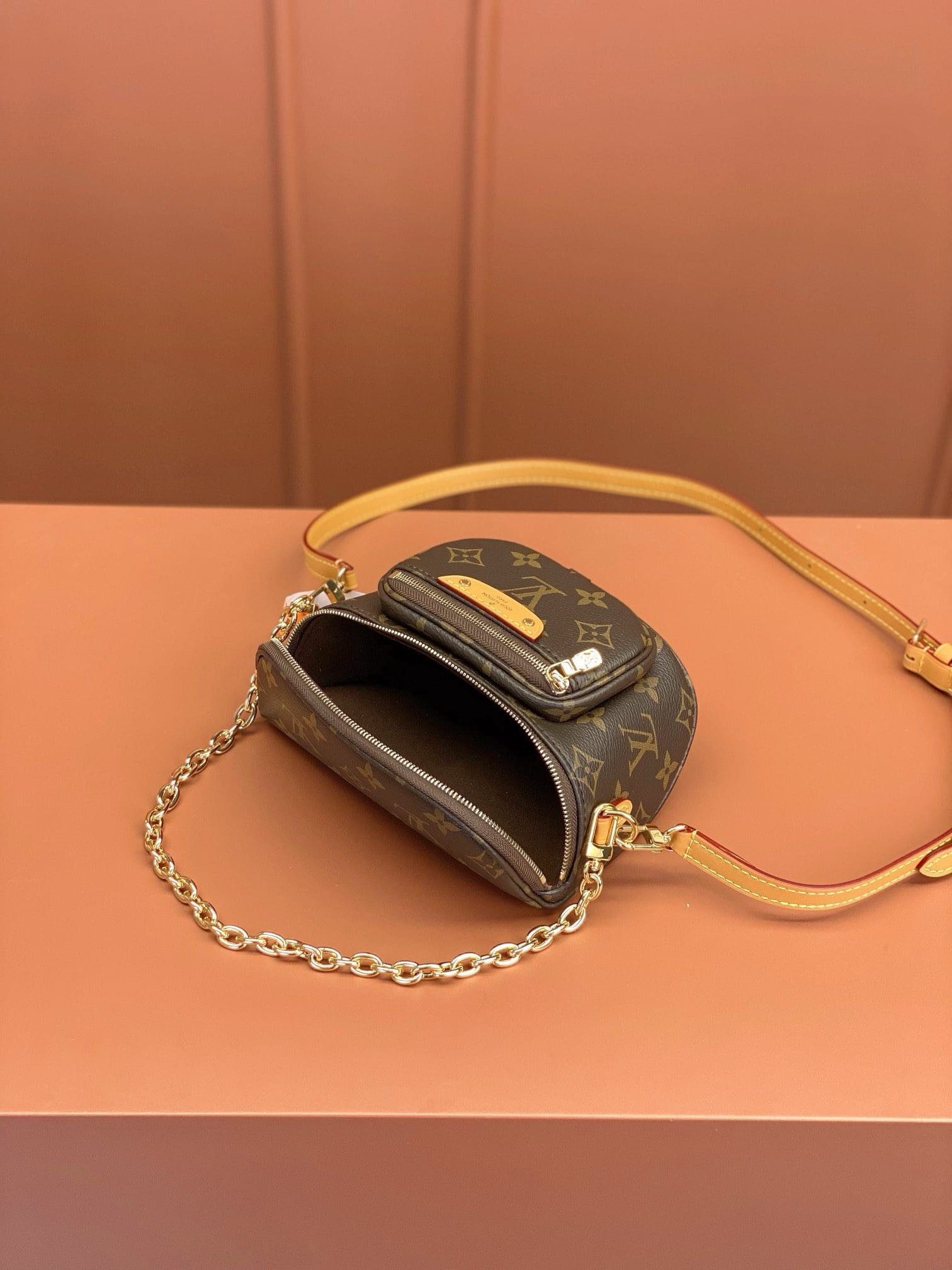L0vis Vvtt0n Mini Bumbag M82335