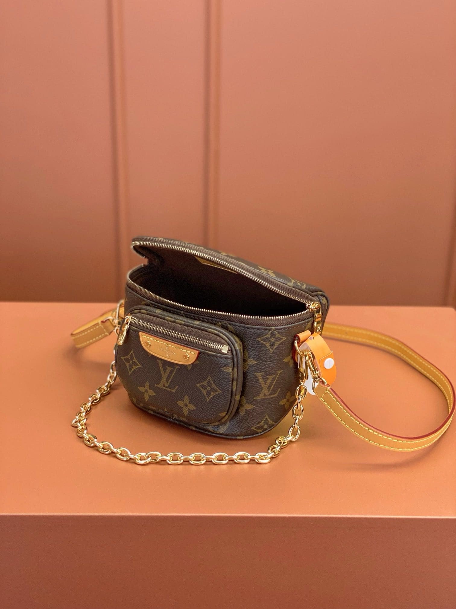 L0vis Vvtt0n Mini Bumbag M82335