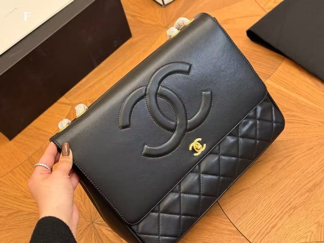 Ch**el 1992 shoulder bag with flap top