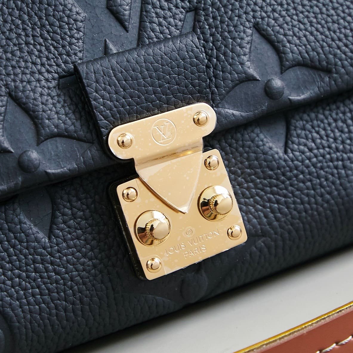 L0vis Vvtt0n M45977 Madeleine BB Bag