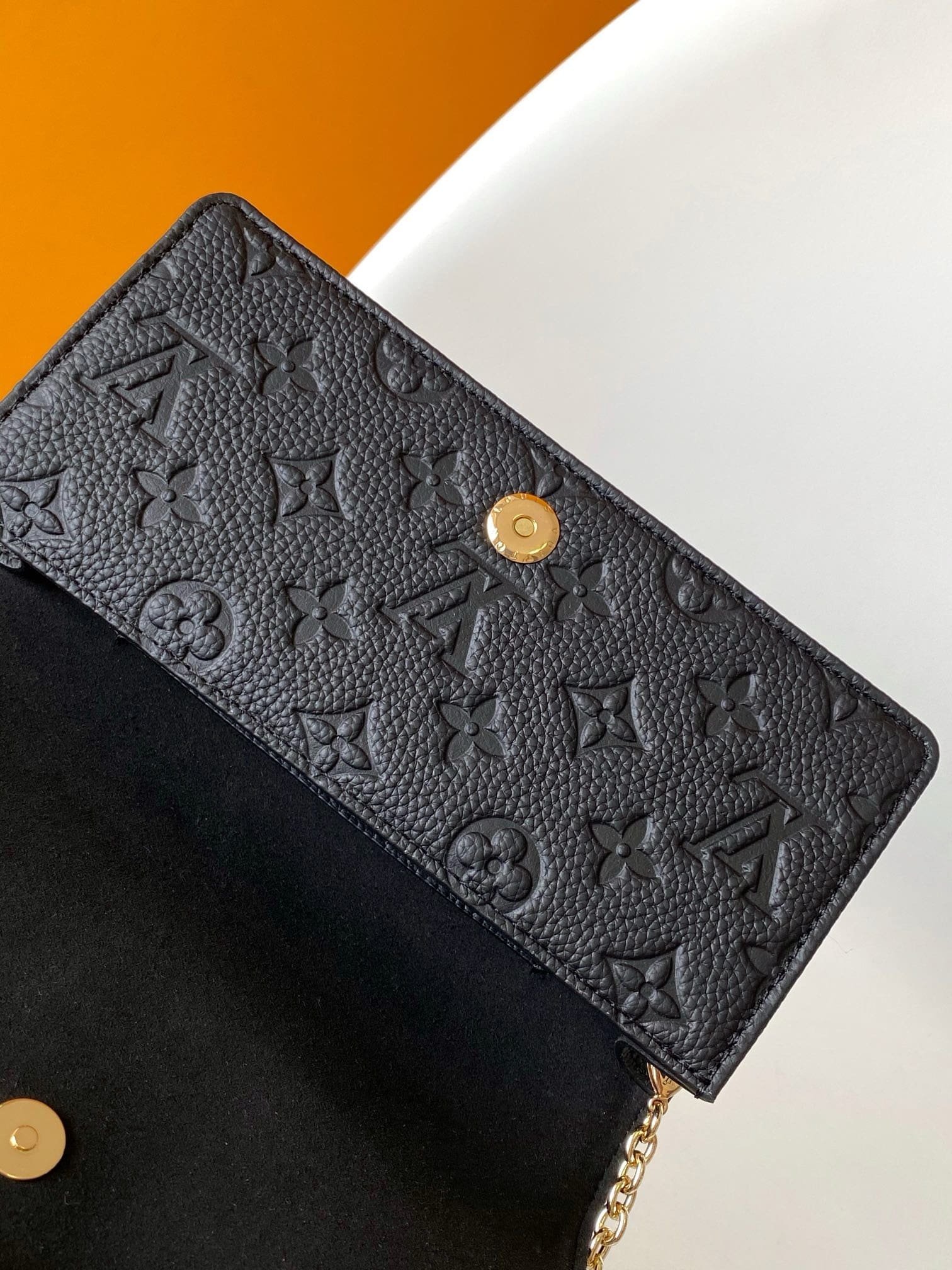 L0vis Vvtt0n M46919 Wallet On Chain Lily