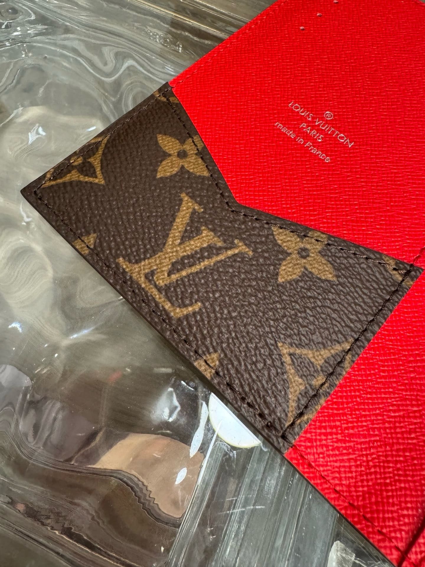 L0vis Vvtt0n M12824 Passport Cover