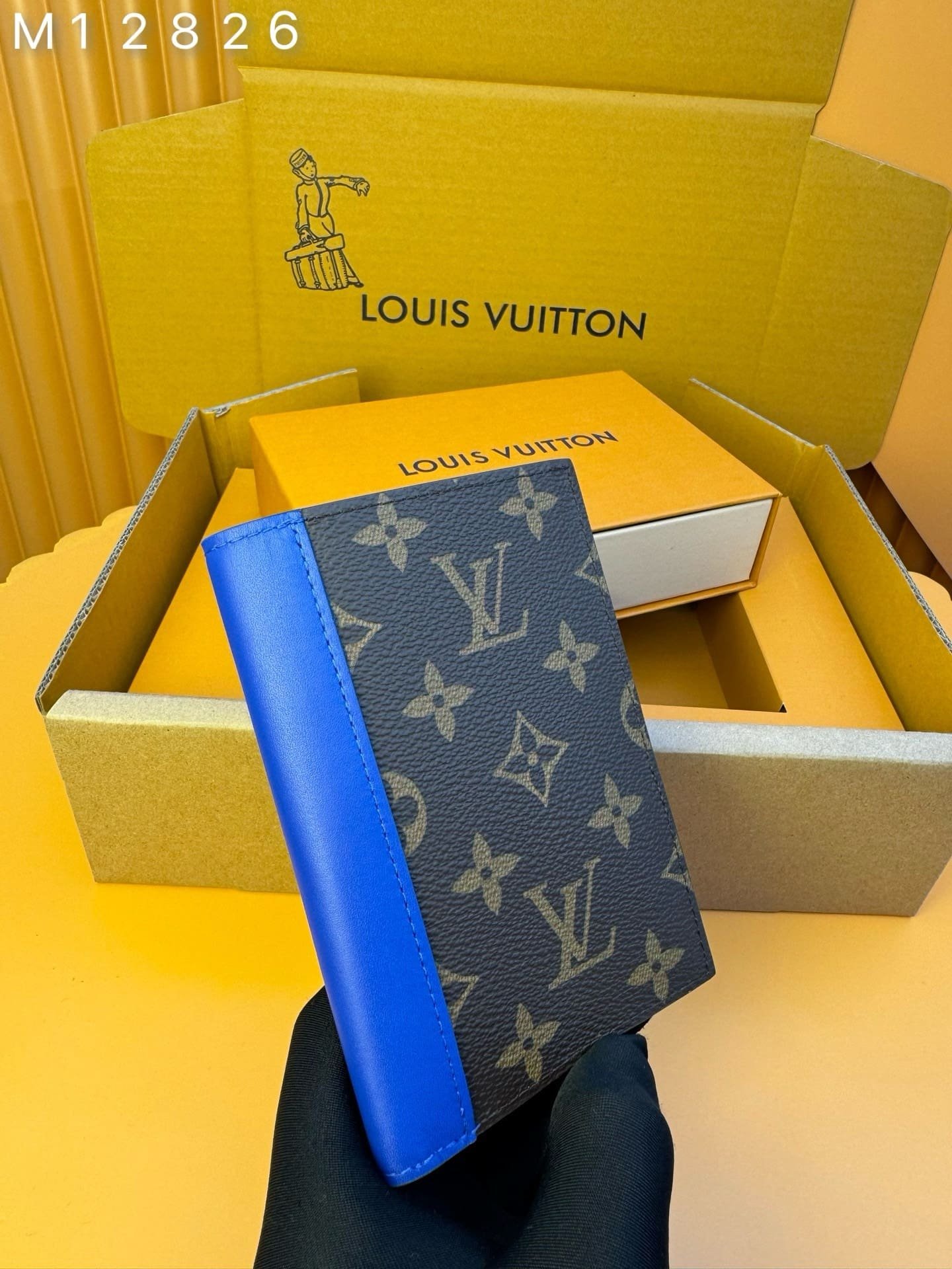 L0vis Vvtt0n M12826 Passport Cover
