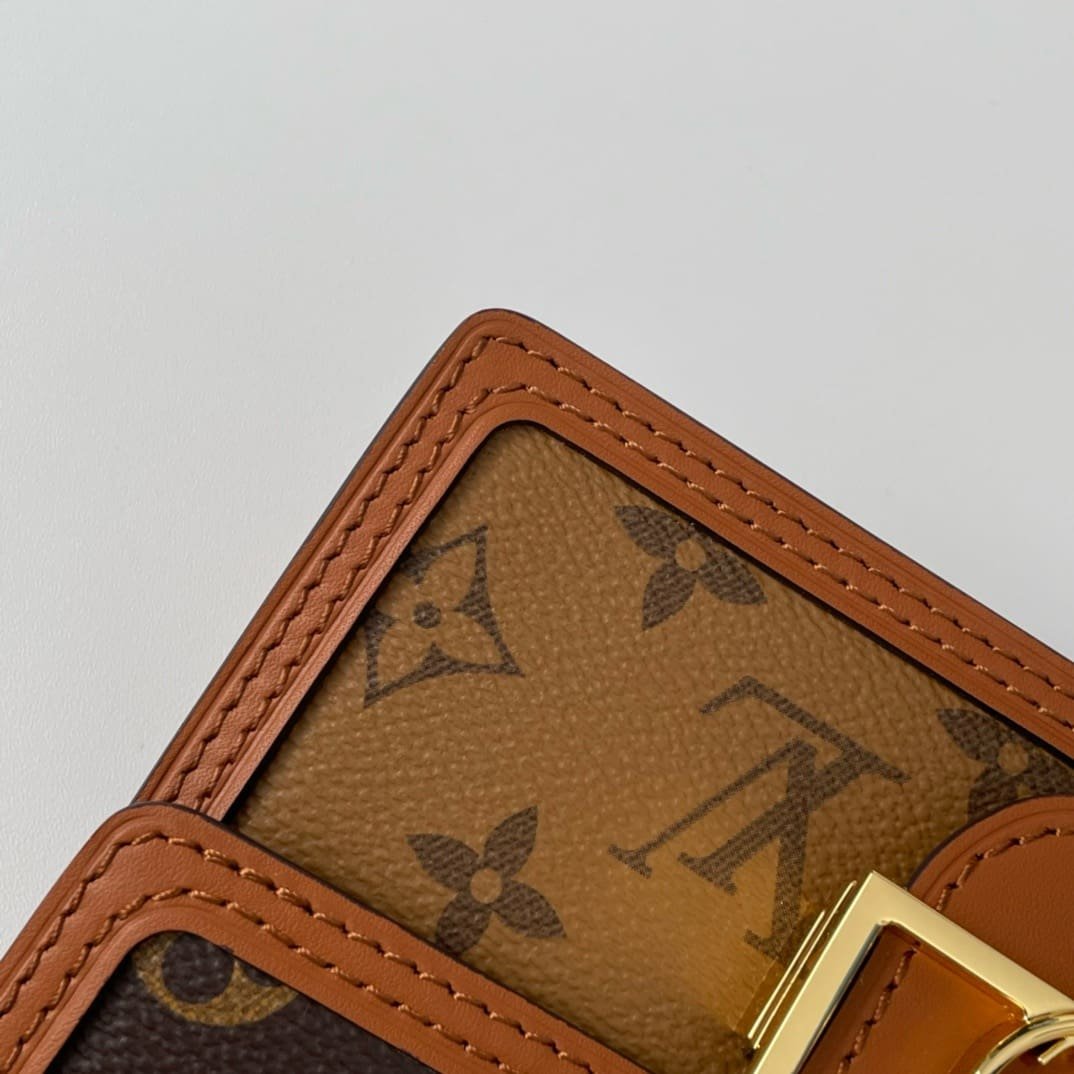L0vis Vvtt0n Dauphine Chain Wallet M68746