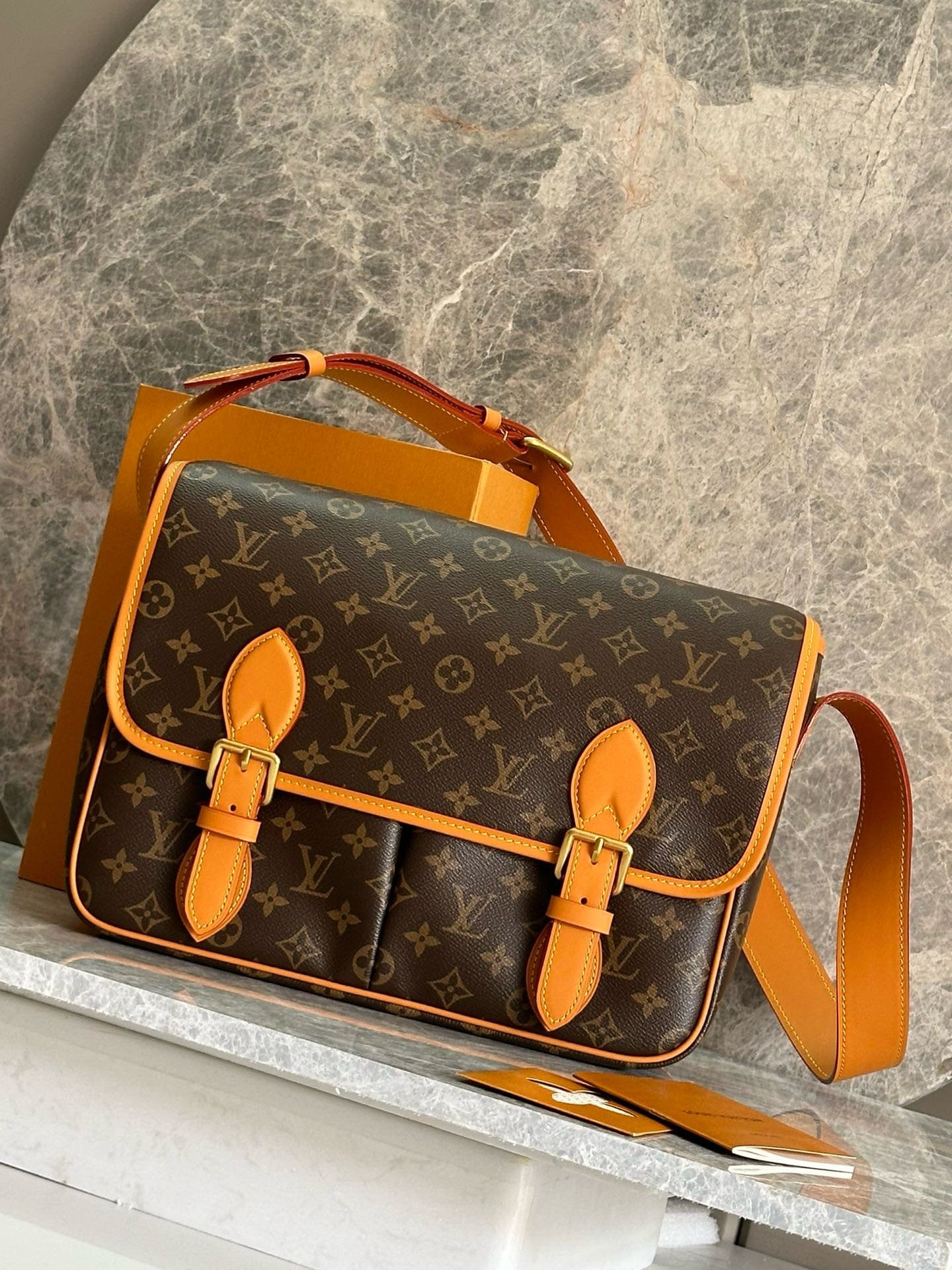 L0vis Vvtt0n M14723 Satchel Messenger
