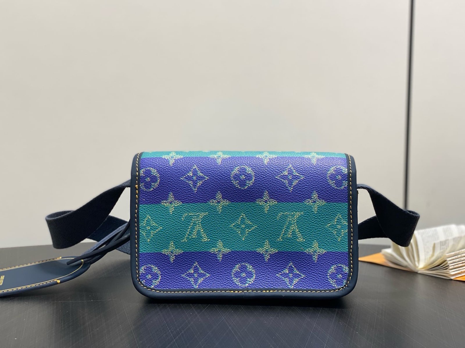 L0vis Vvtt0n M15173 Bosphore Wearable Wallet
