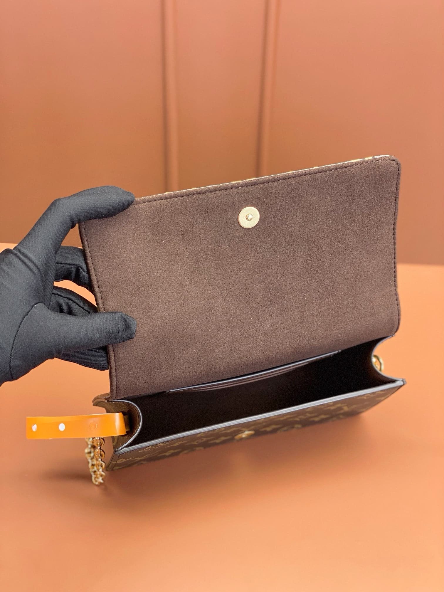 L0vis Vvtt0n M82509 Wallet On Chain Lily