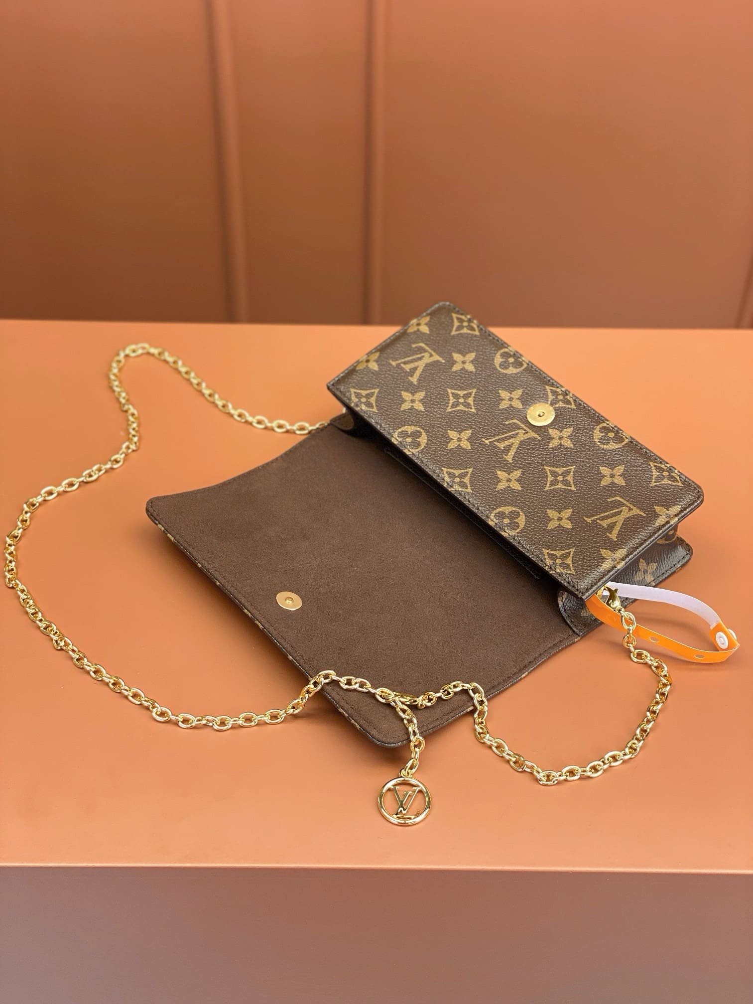 L0vis Vvtt0n M82509 Wallet On Chain Lily