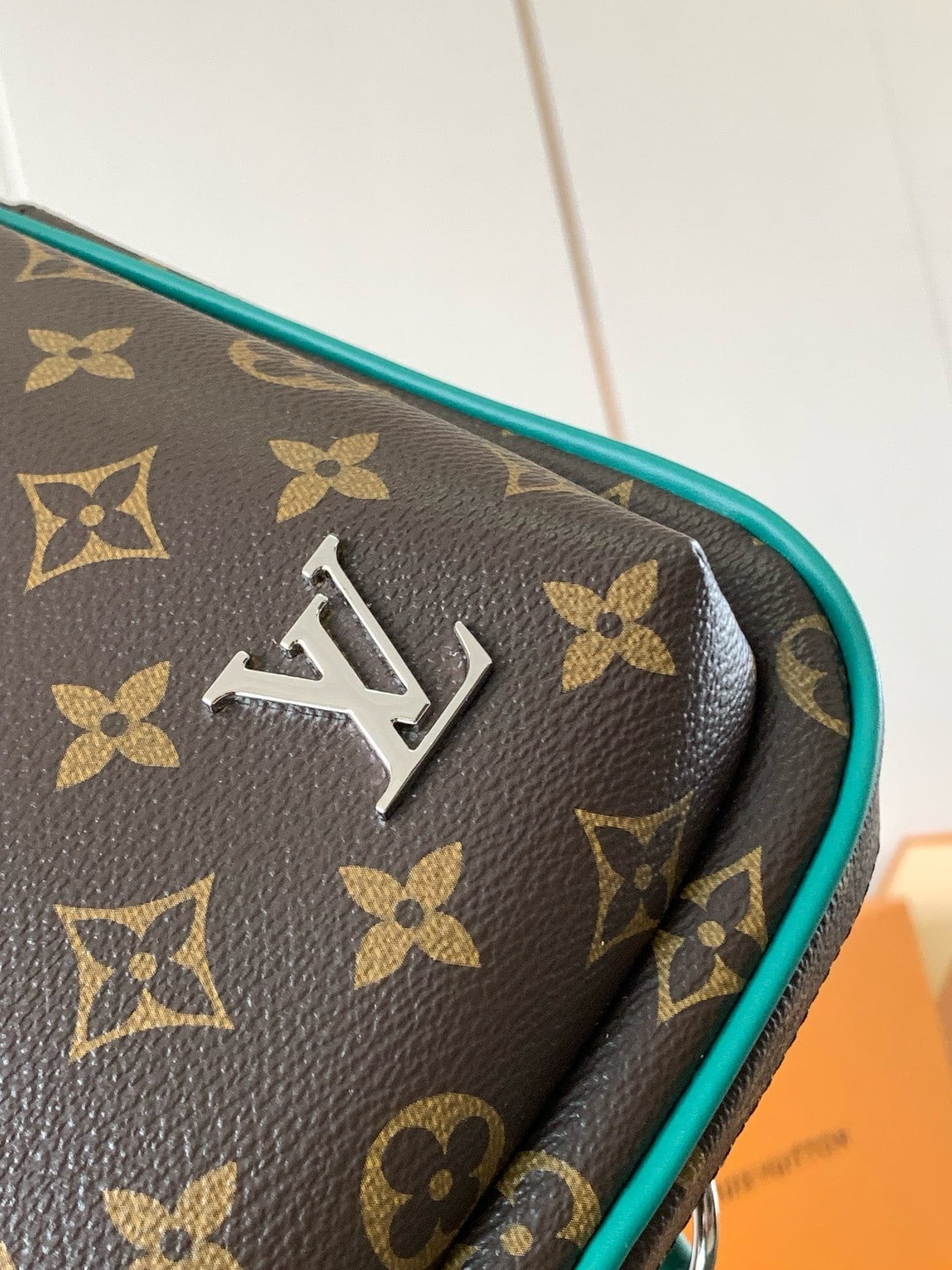 L0vis Vvtt0n M12734 Avenue Slingbag