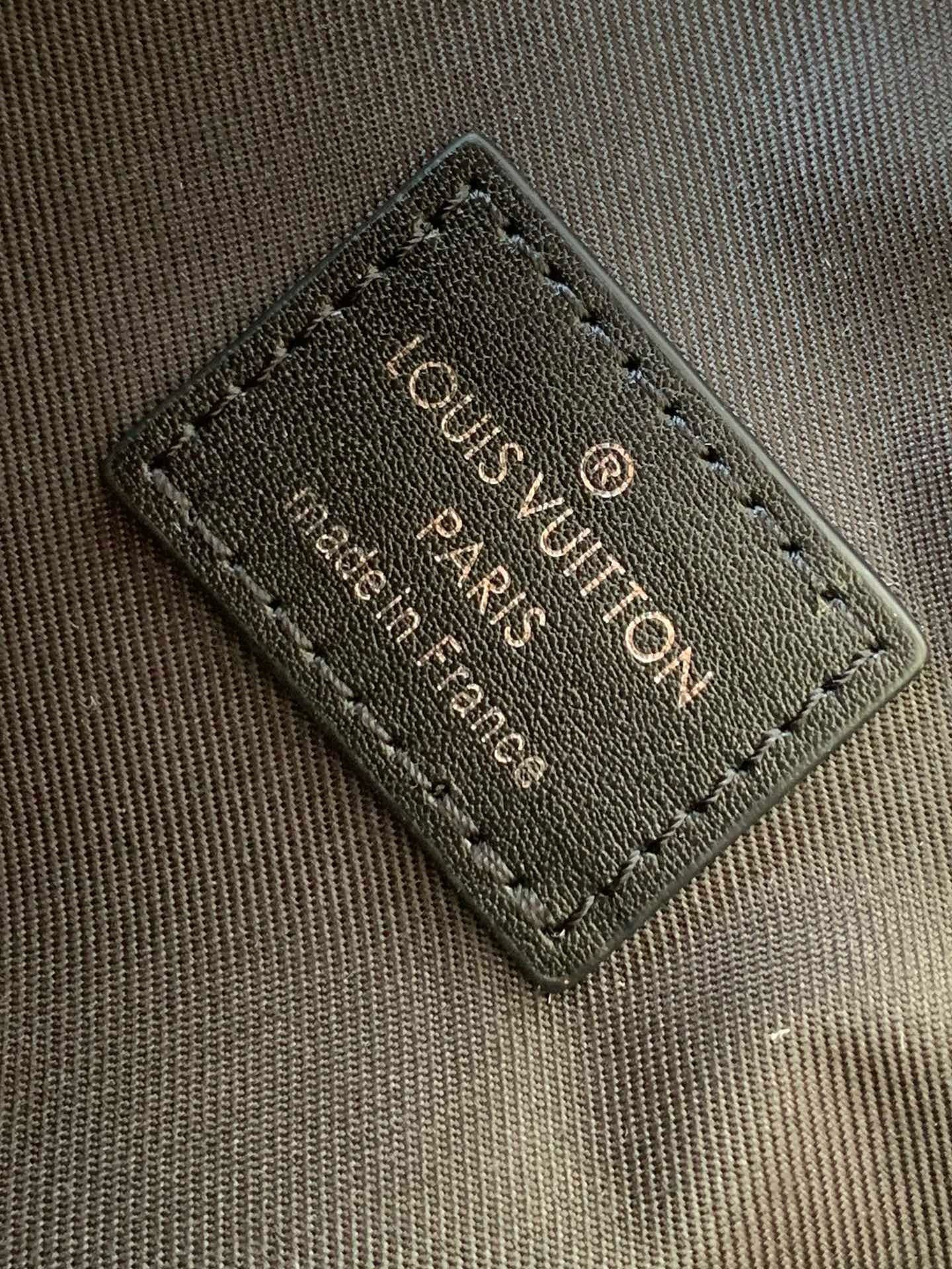 L0vis Vvtt0n M81746 Steamer Wearable Wallet