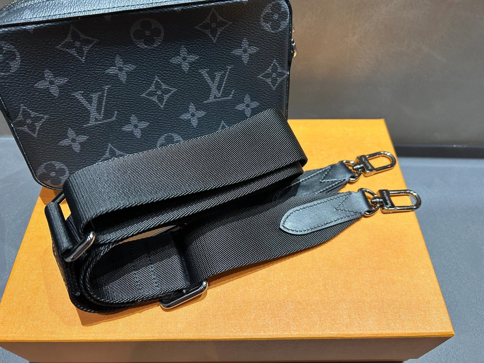 L0vis Vvtt0n M80741 Alpha Wearable Wallet