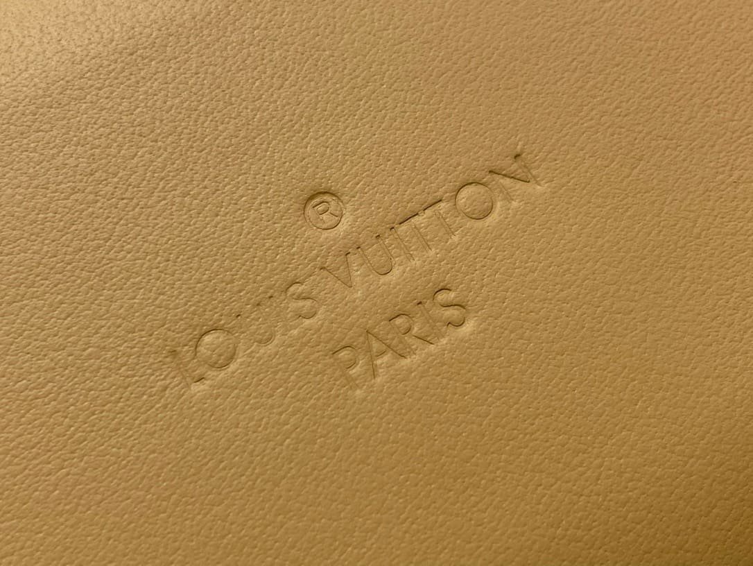 L0vis Vvtt0n M12615 Bone Wearable Wallet