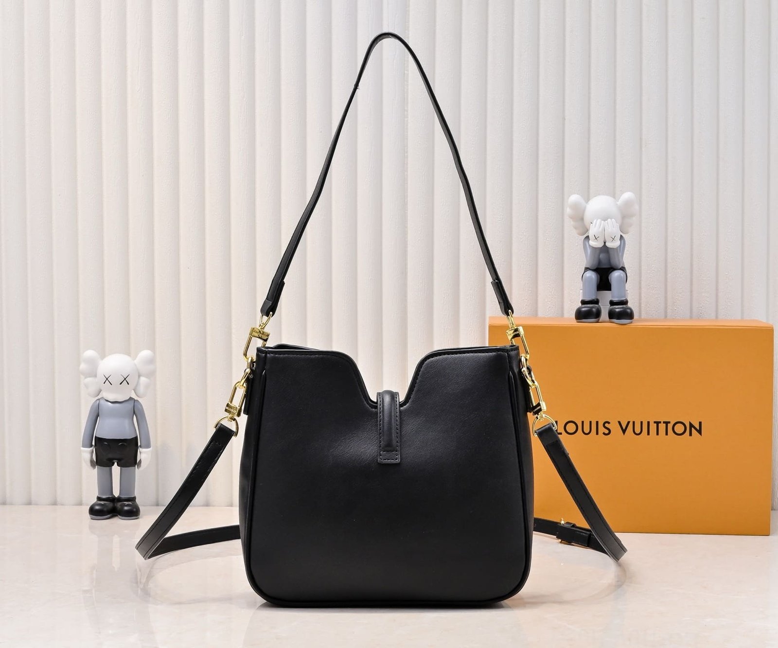 L0vis Vvtt0n’s new hobo bag