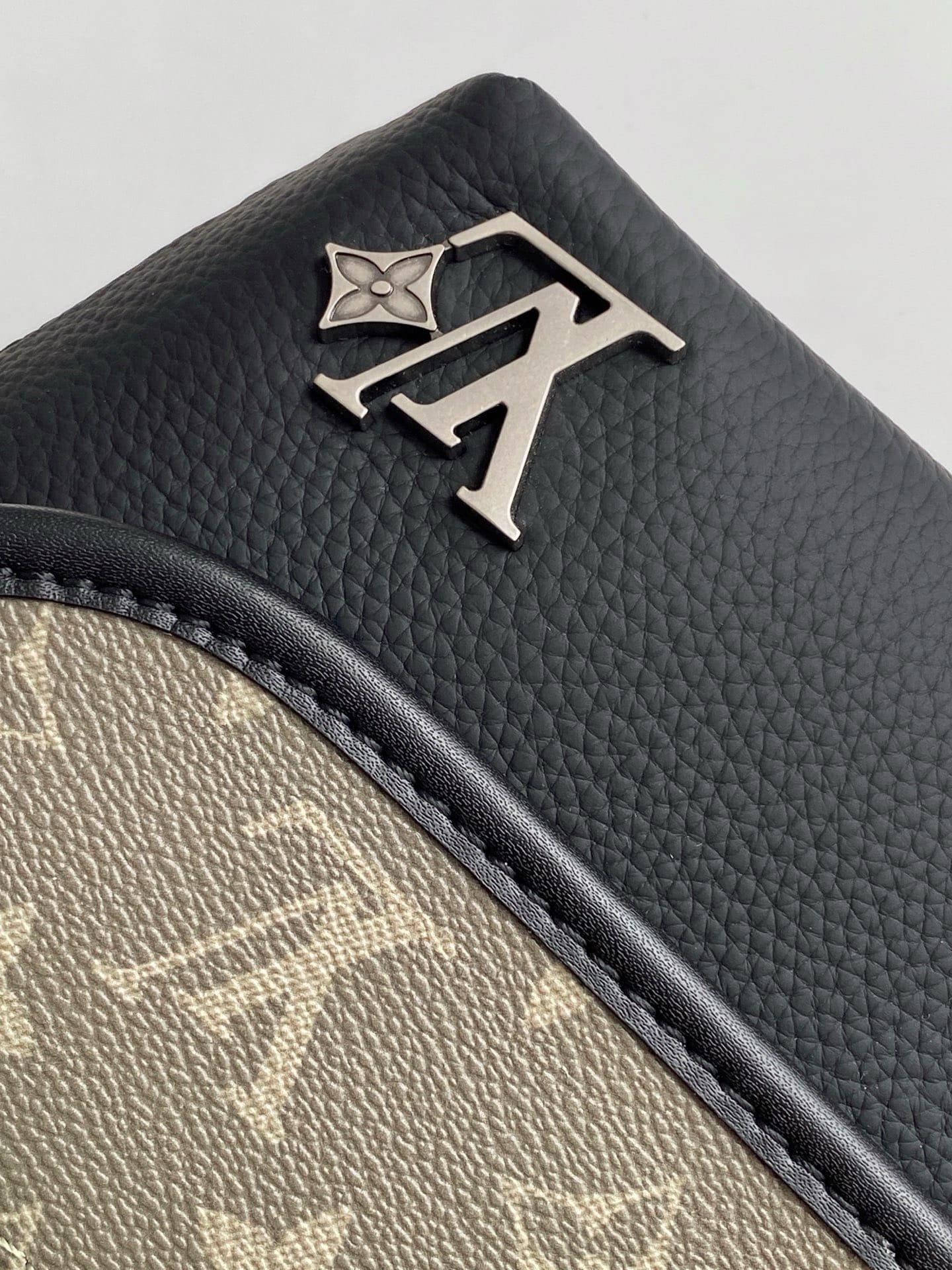 L0vis Vvtt0n M12618 Pulse Wearable Wallet