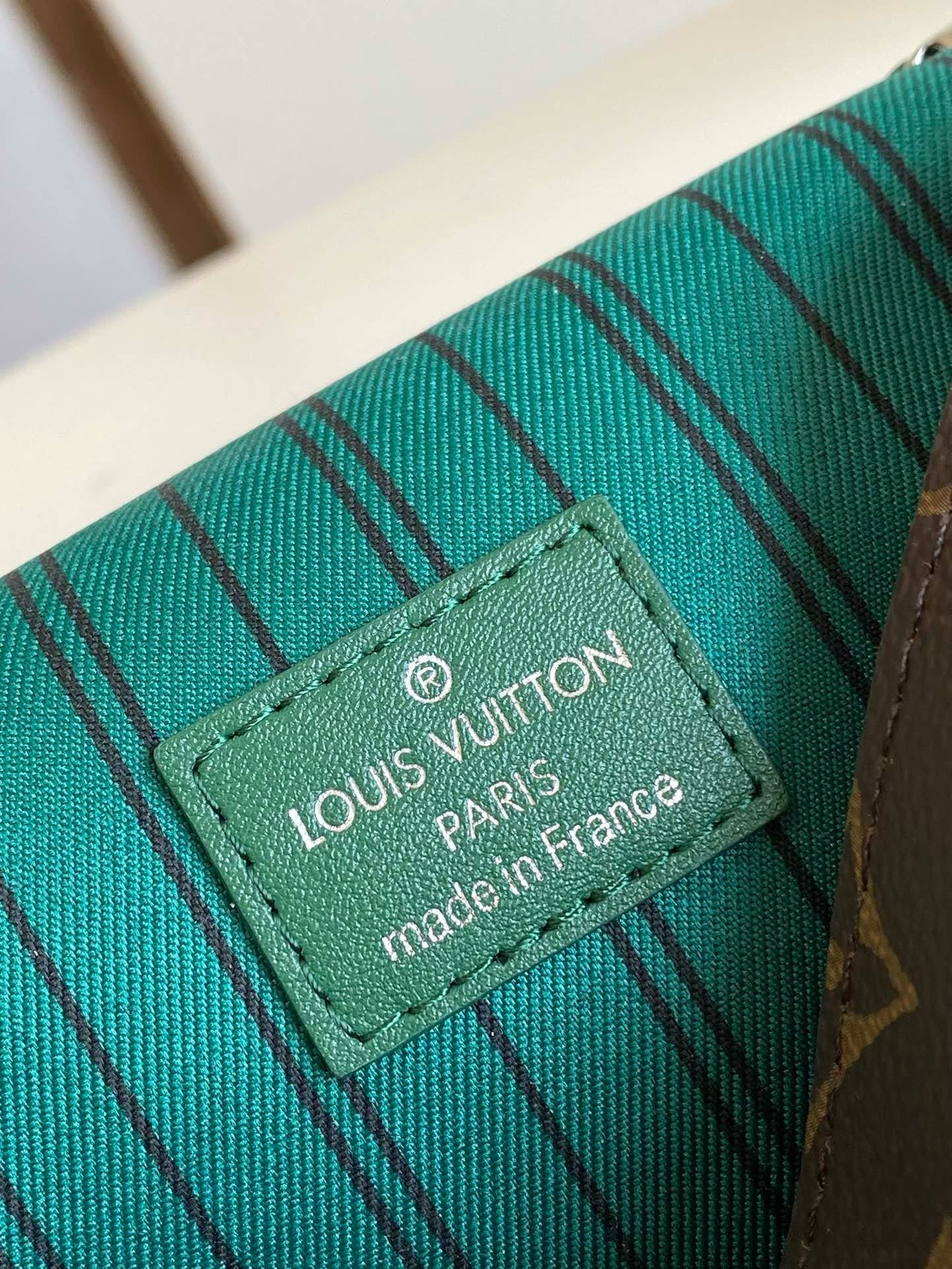L0vis Vvtt0n M12808 Steamer Wearable Wallet