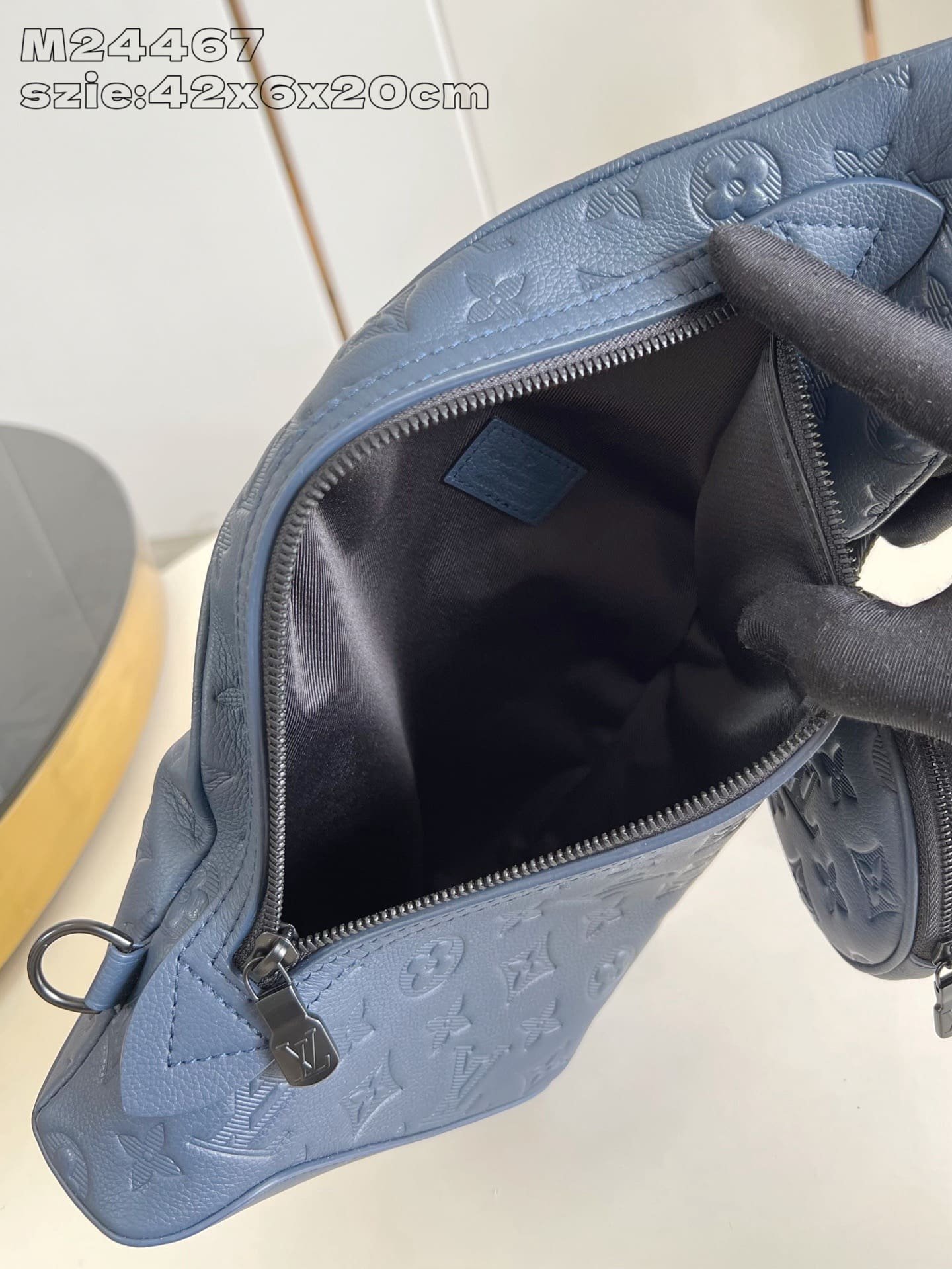 L0vis Vvtt0n M24467 Duo Slingbag