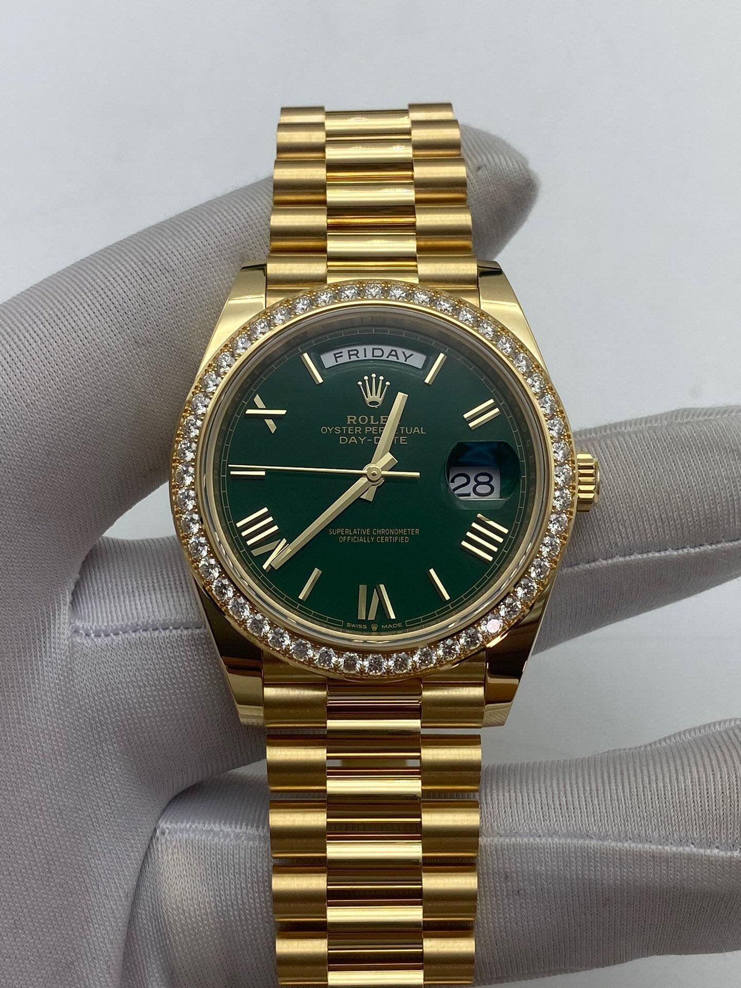 R01ex Day-Date 40 228348RBR Yellow Gold Green Ombre Roman Numeral Dial D1am0nd Bezel (2024)