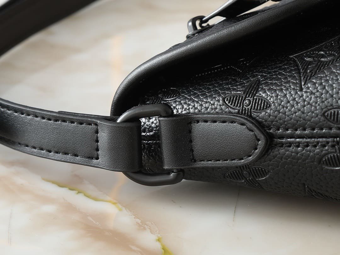 L0vis Vvtt0n M12636 Pulse Wearable Wallet