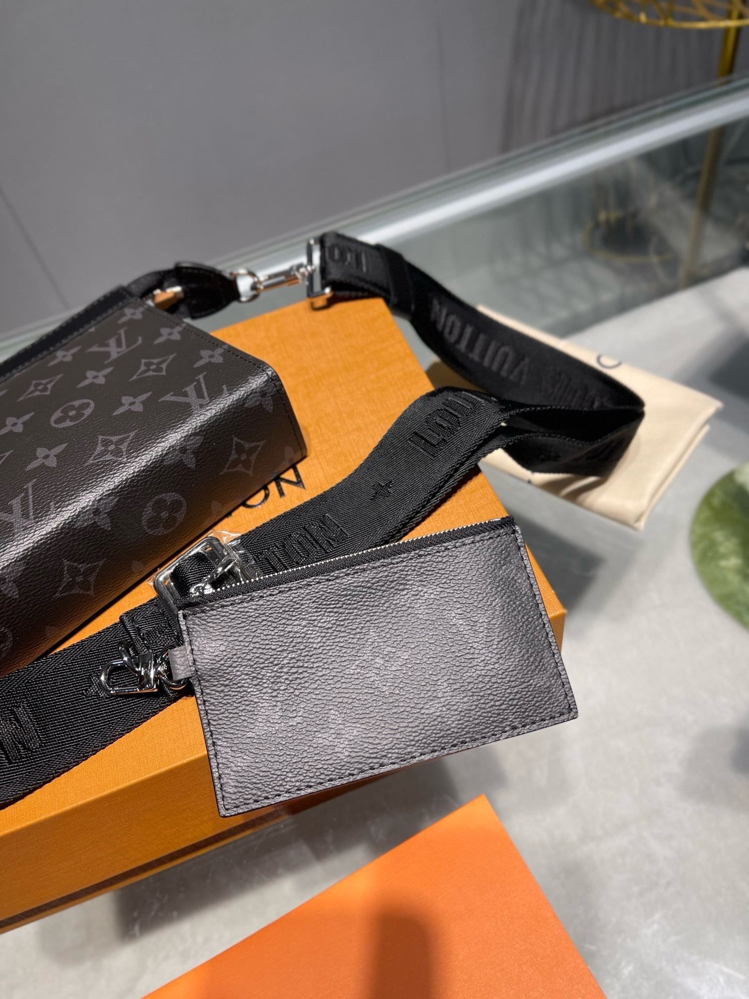 L0vis Vvtt0n M81124 Gaston Wearable Wallet