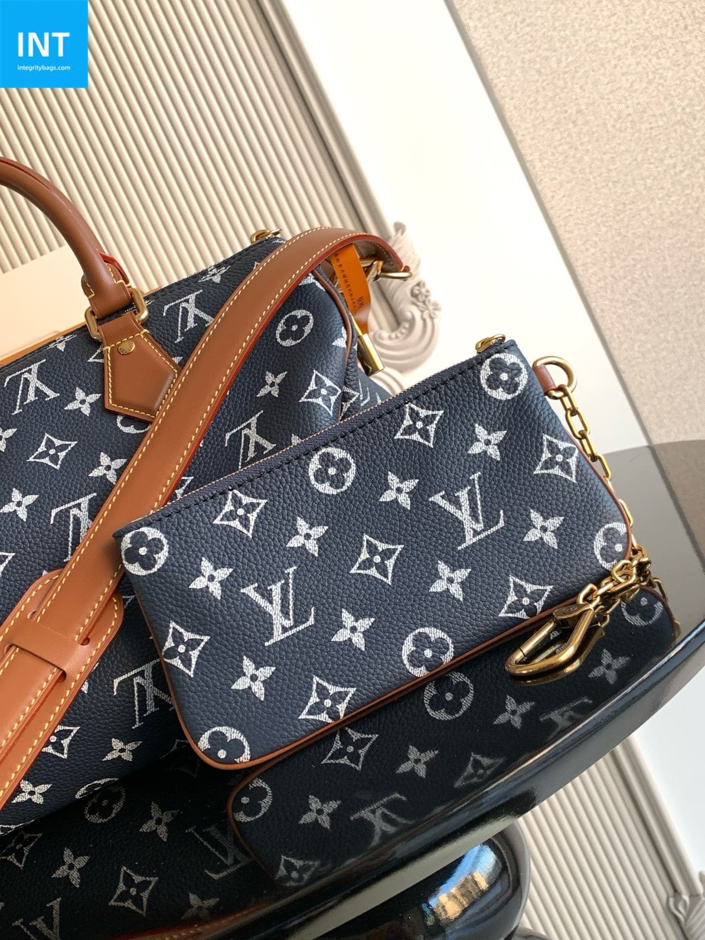 L0vis Vvtt0n M15282 Speedy P9 30 mit Schulterriemen