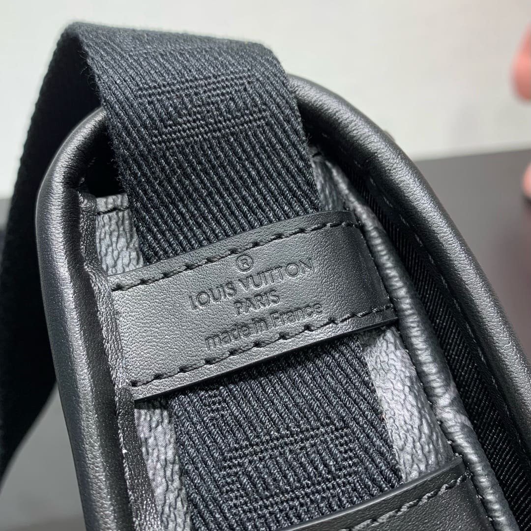 L0vis Vvtt0n M12599 Bosphore Wearable Wallet