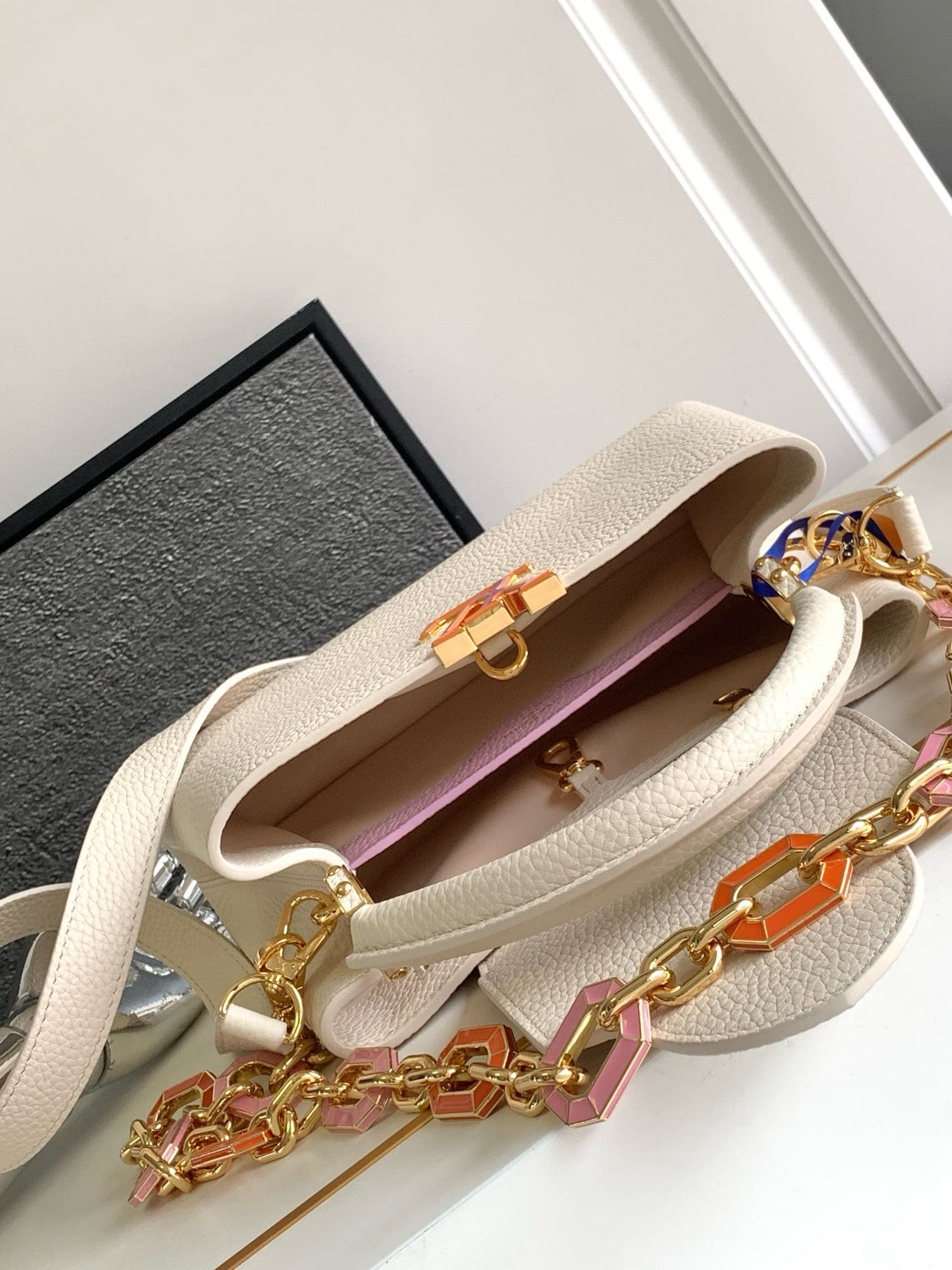 L0vis Vvtt0n M24684 CAPUCINES BB BAG