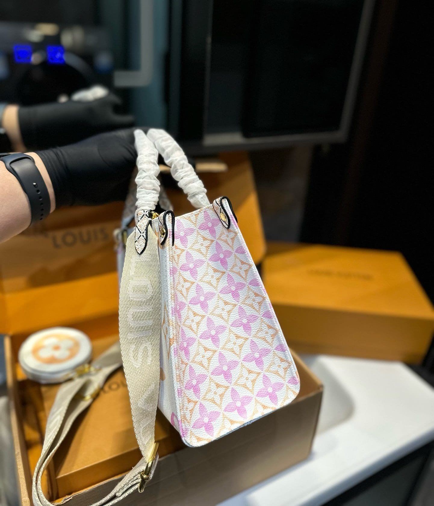 L0vis Vvtt0n onthego Pm small cross-body