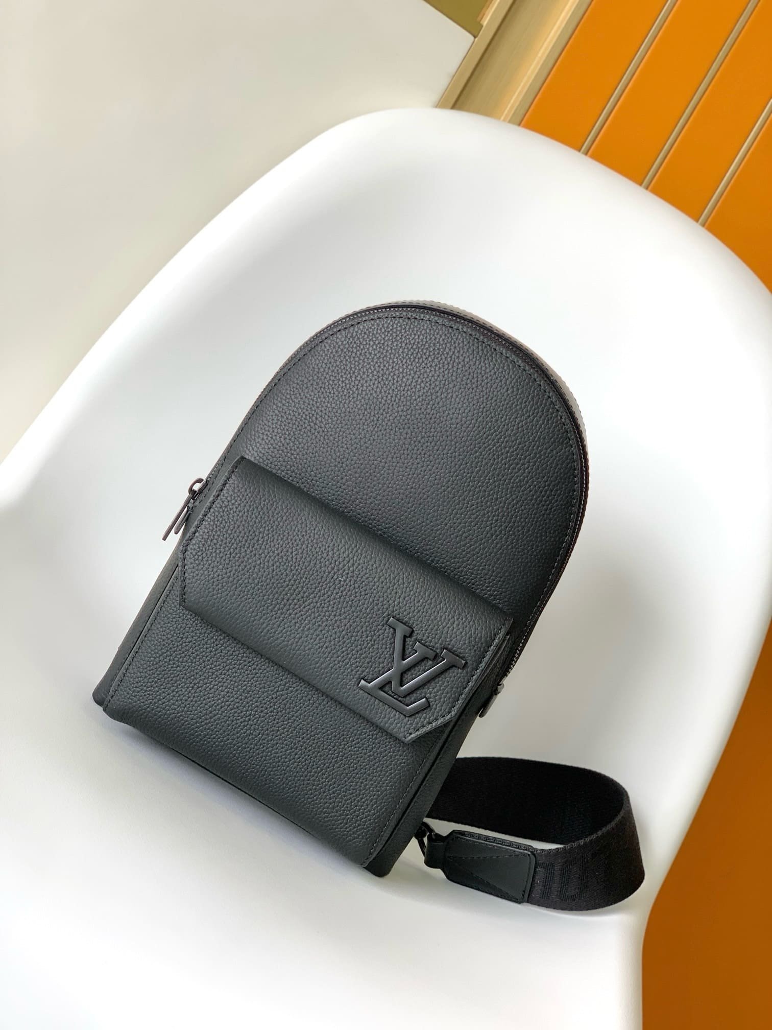 L0vis Vvtt0n M23736 Pilot Slingbag