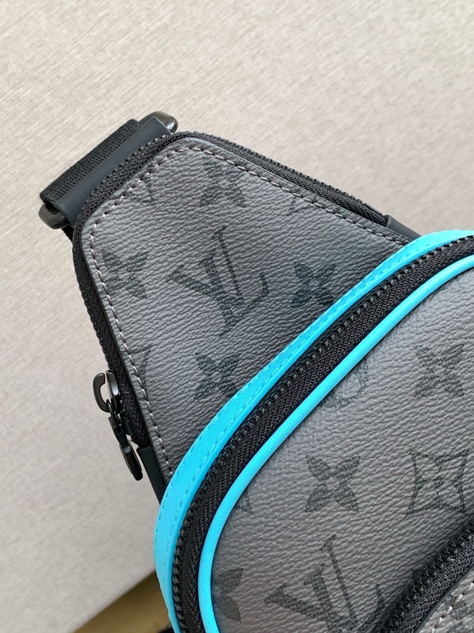 L0vis Vvtt0n M11703 Avenue Slingbag PM