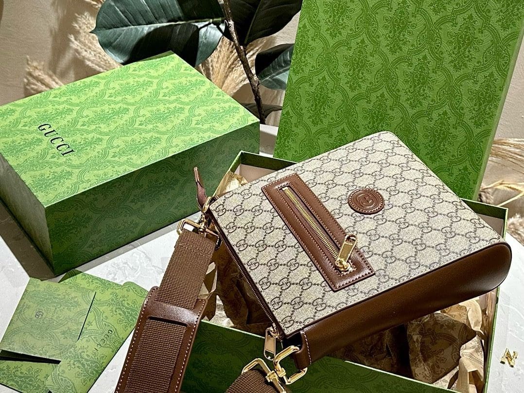 Gvc*1 Svp*me MESSENGER BAG