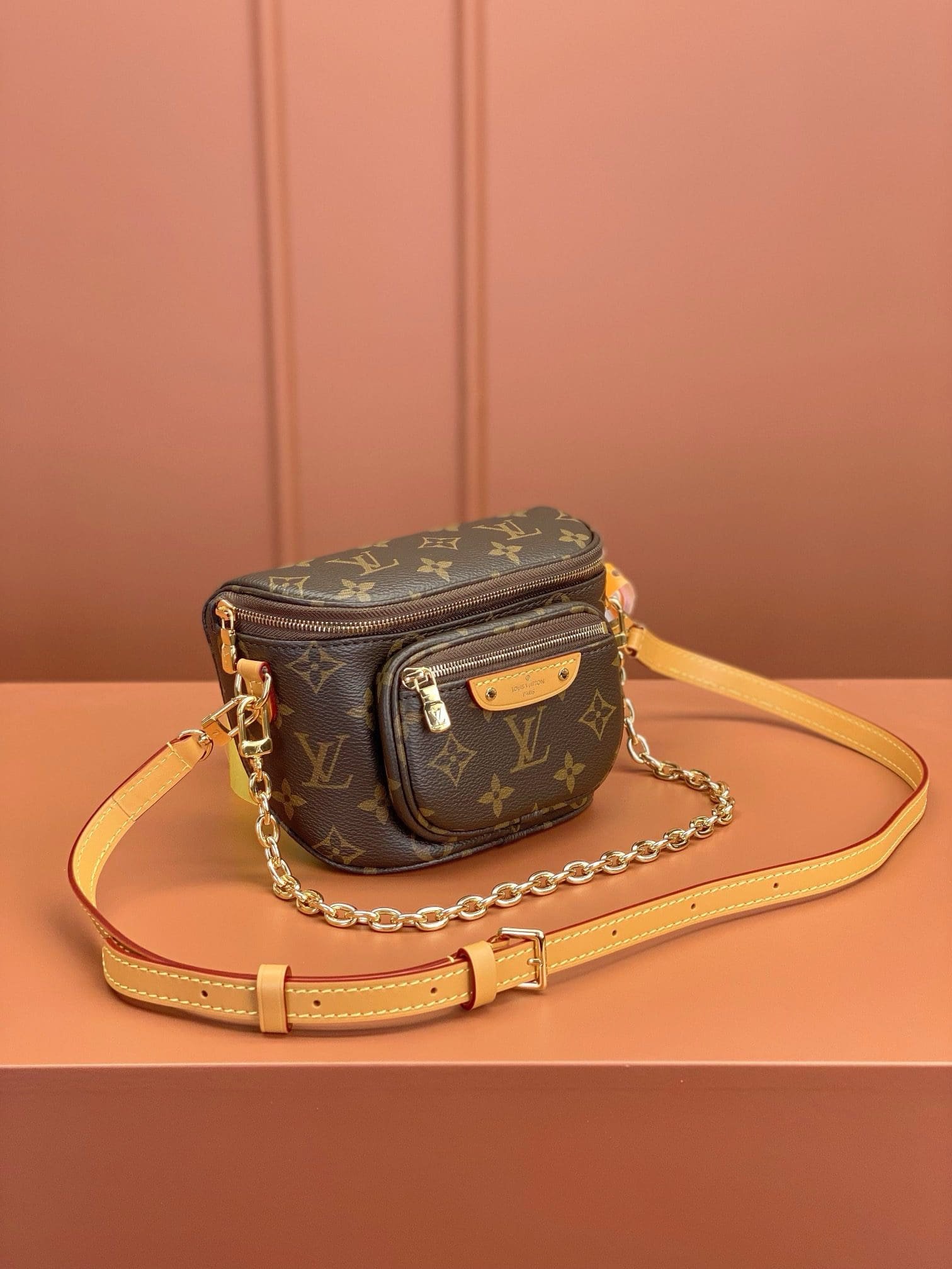 L0vis Vvtt0n Mini Bumbag M82335