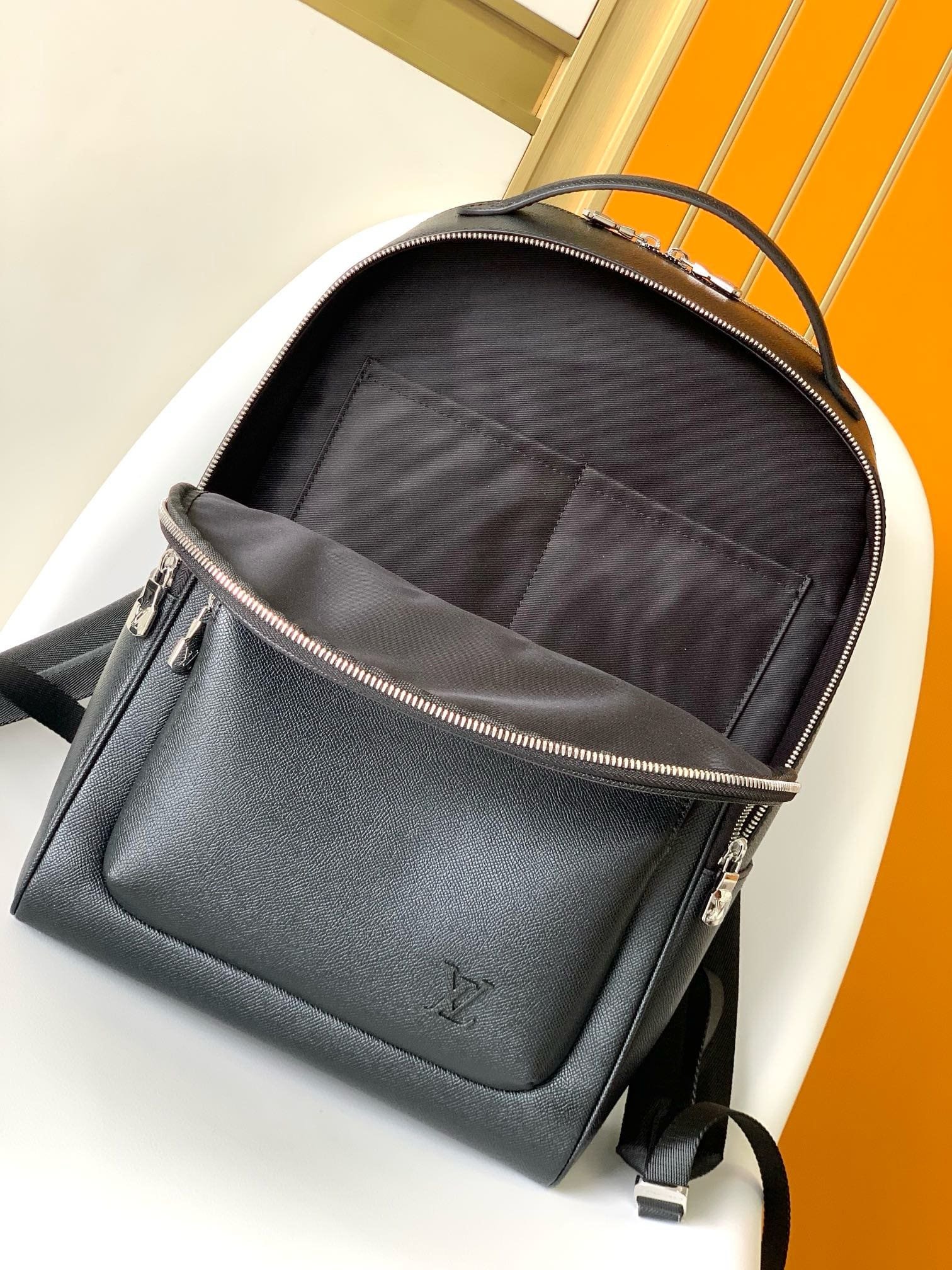 L0vis Vvtt0n M30977 AVENUE Backpack