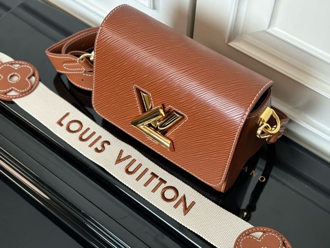 L0vis Vvtt0n M24758 TWIST Medium Handbag