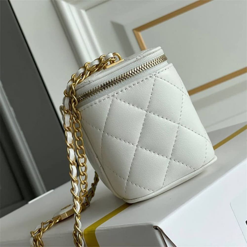 Ch**el SMALL VANITY WITH CHAIN AP2931