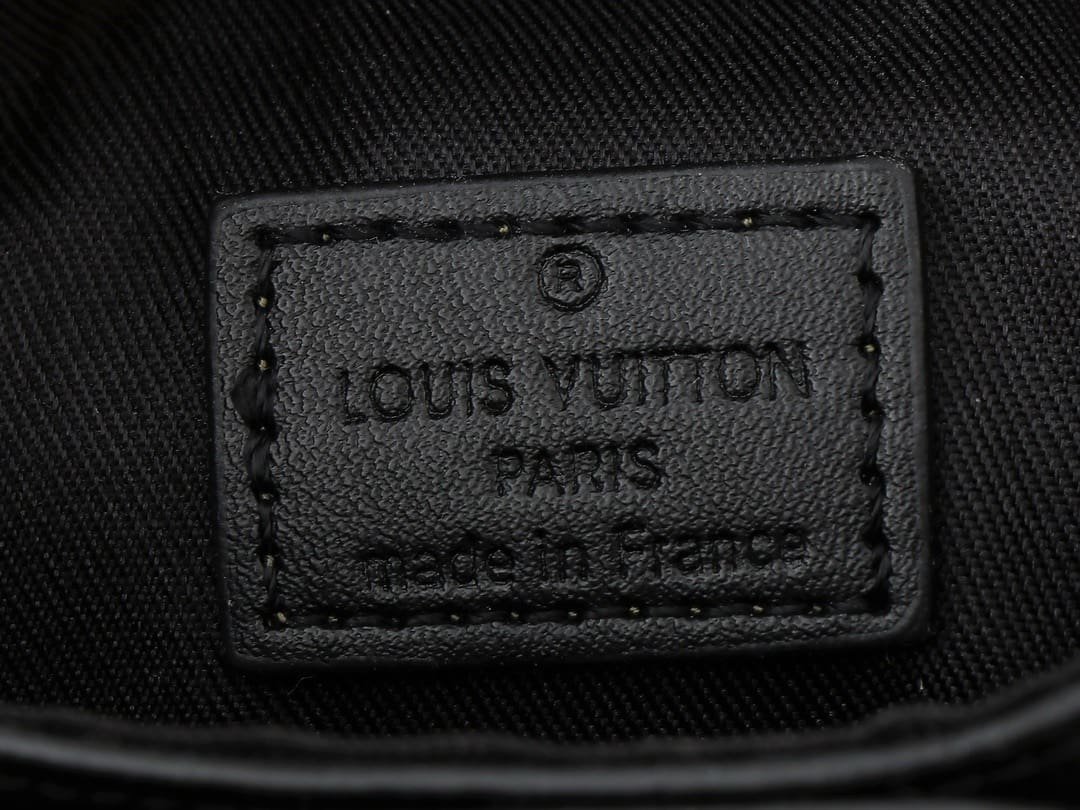 L0vis Vvtt0n M82252 S-Lock Vertical Wearable Wallet
