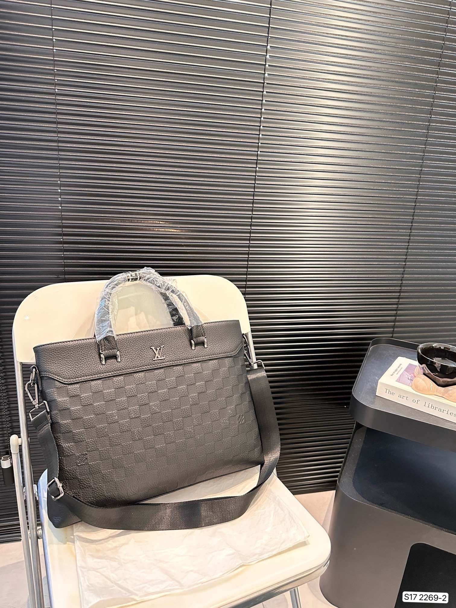 L0vis Vvtt0n briefcase