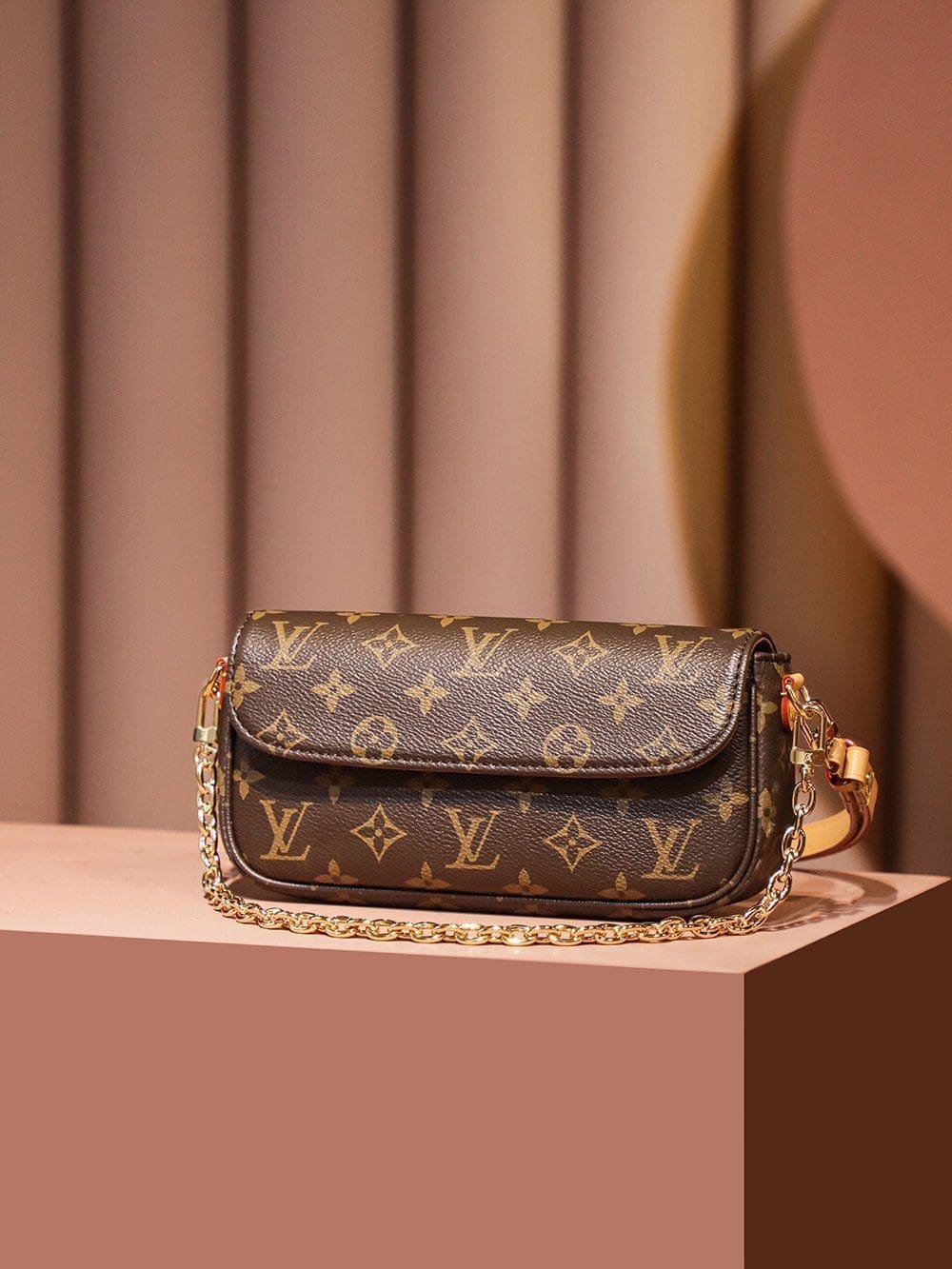 L0vis Vvtt0n Wallet on Chain Ivy Monogram M81911