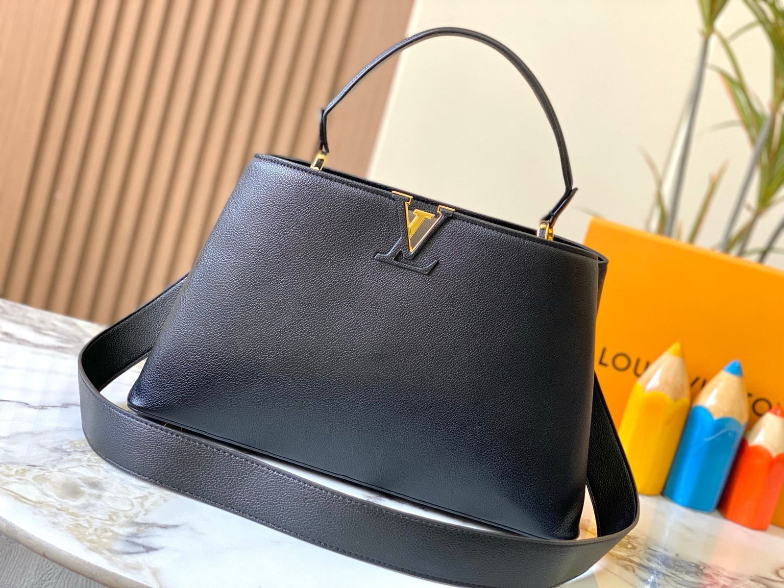 L0vis Vvtt0n M24607 Large CAPUCINES SOUPLE BAG
