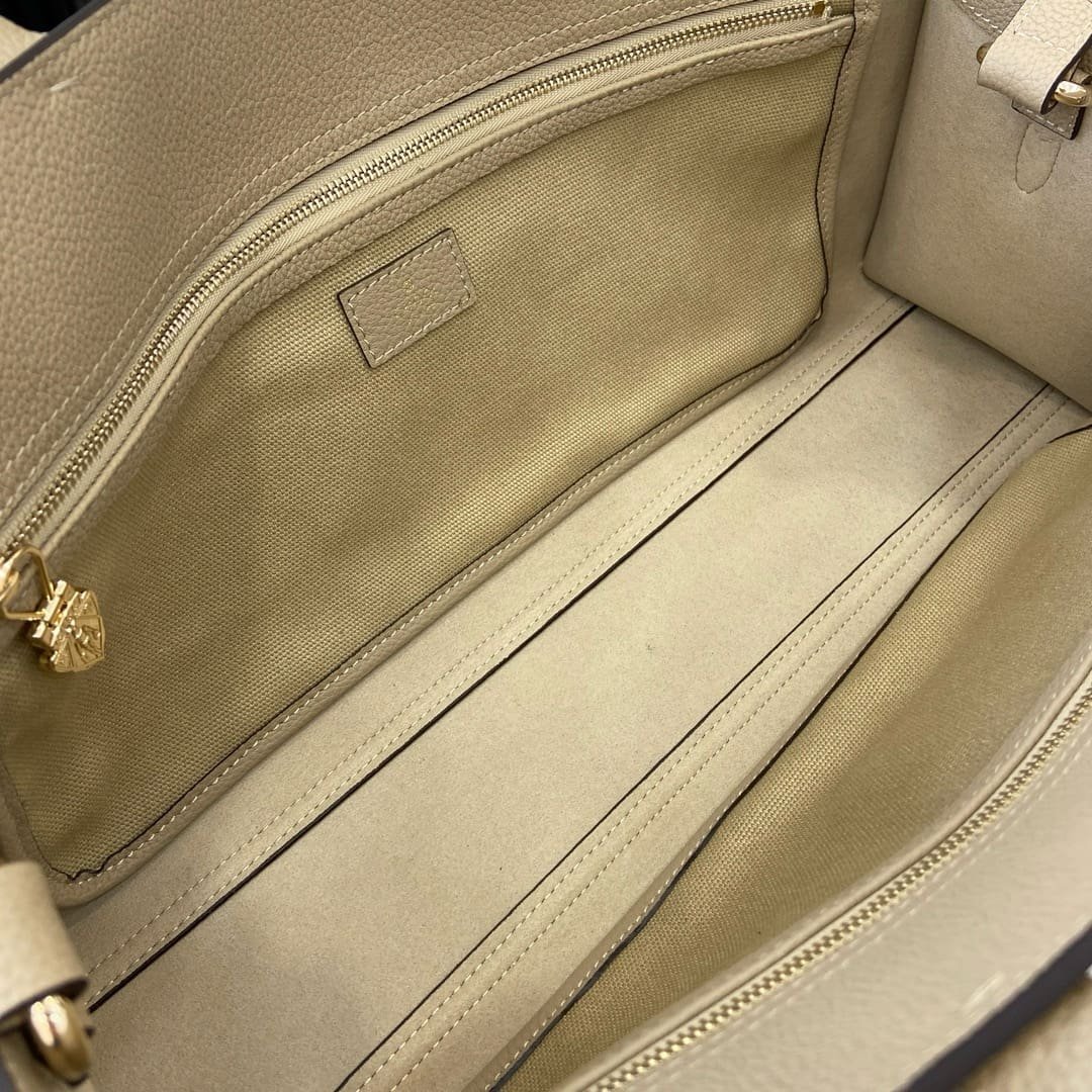 Gvc*1 Medium tote bag with hook closure