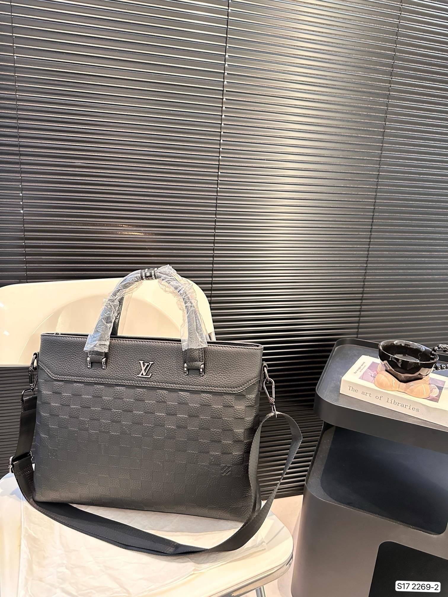 L0vis Vvtt0n briefcase