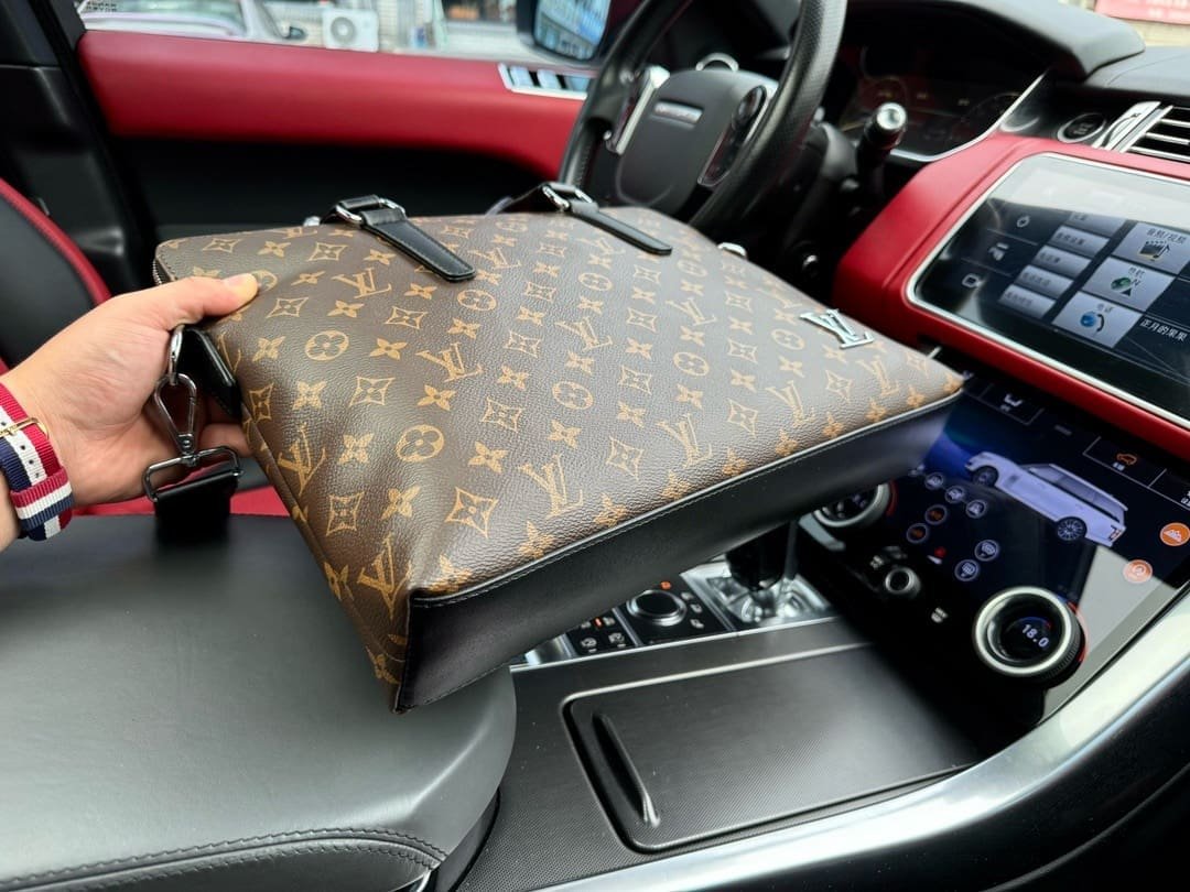 L0vis Vvtt0n briefcase