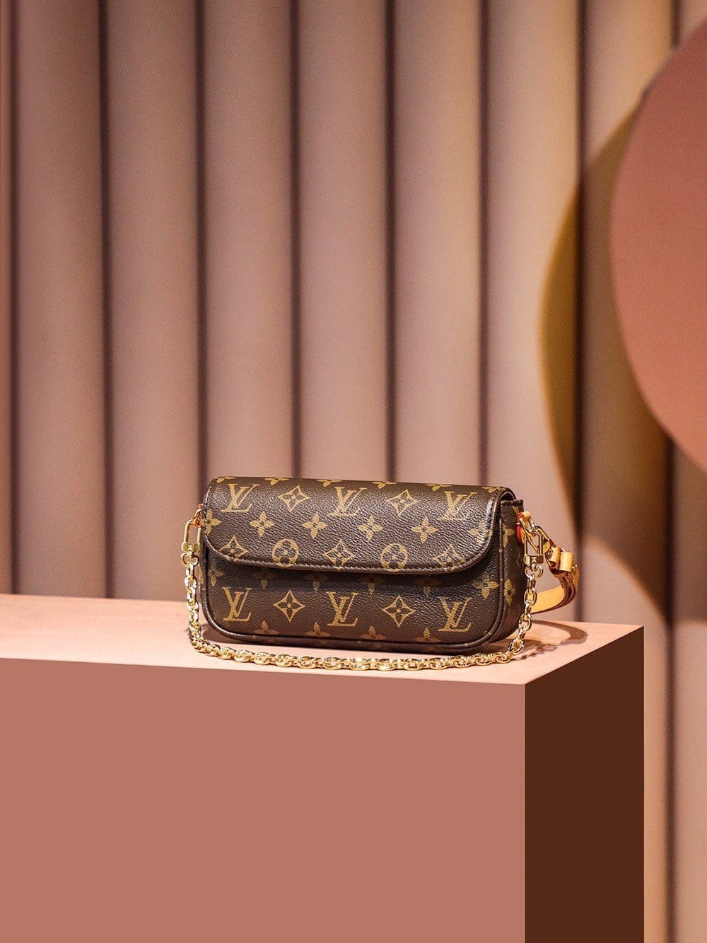 L0vis Vvtt0n Wallet on Chain Ivy Monogram M81911